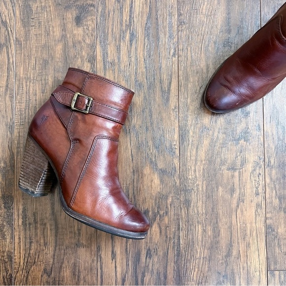 Frye • Patty Riding Bootie brown leather Redwood ankle boot heeled strap buckle - Picture 9 of 15